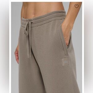 Alo Scholar Straight Leg Sweatpant SOLD OUT
never worn
size M